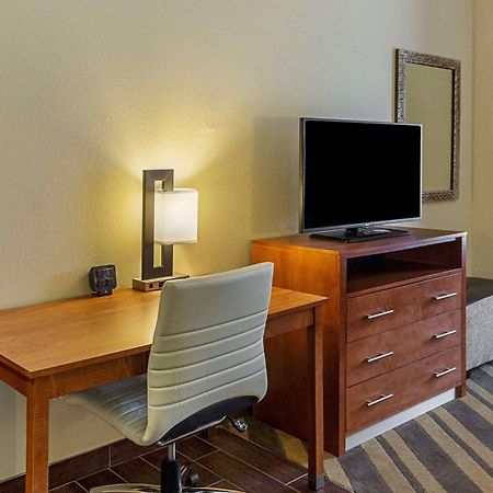 Comfort Suites Near Tanger Outlet Mall Ґонзалес Екстер'єр фото