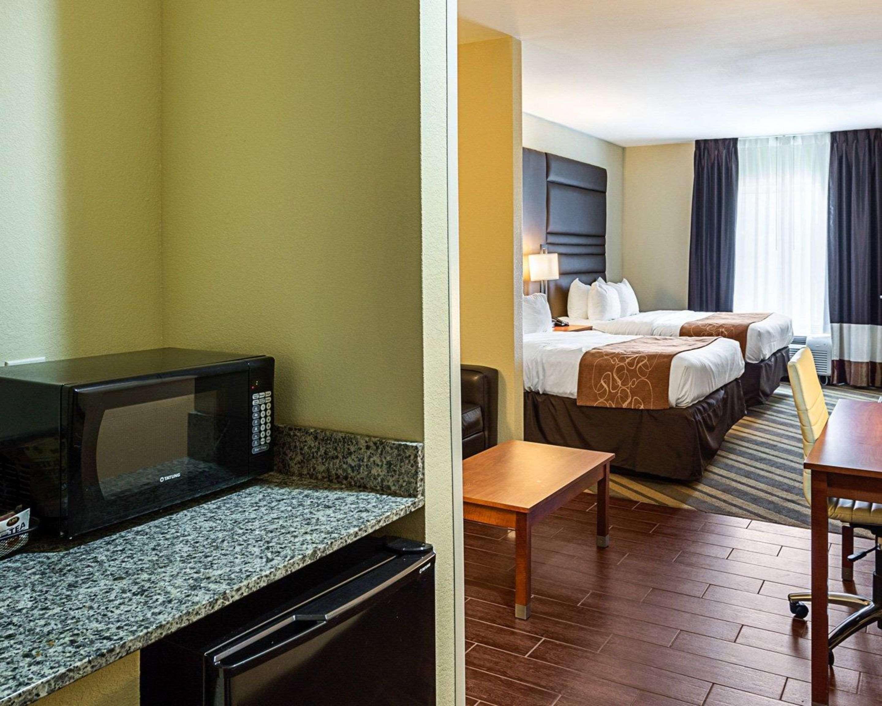 Comfort Suites Near Tanger Outlet Mall Ґонзалес Екстер'єр фото