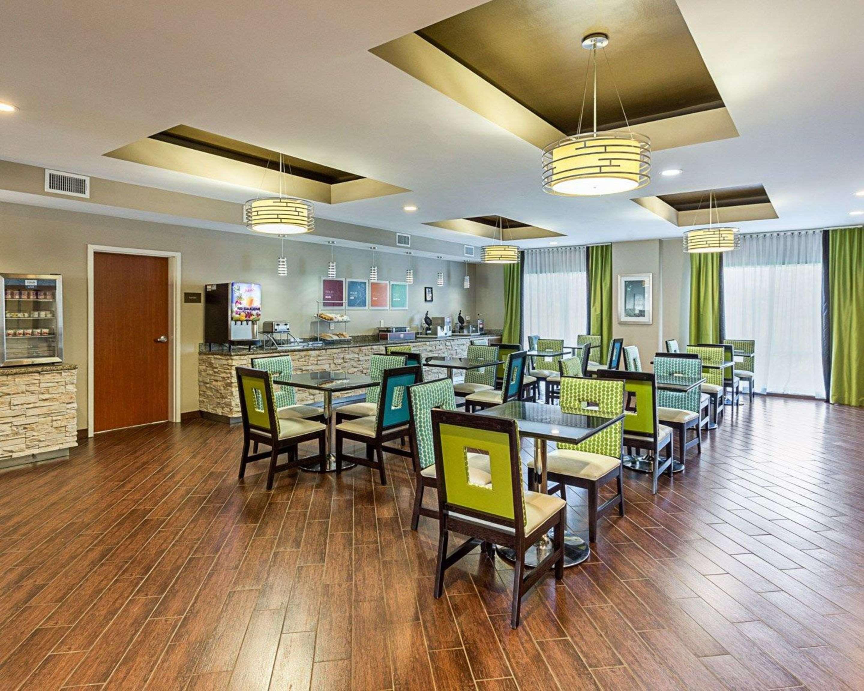 Comfort Suites Near Tanger Outlet Mall Ґонзалес Екстер'єр фото