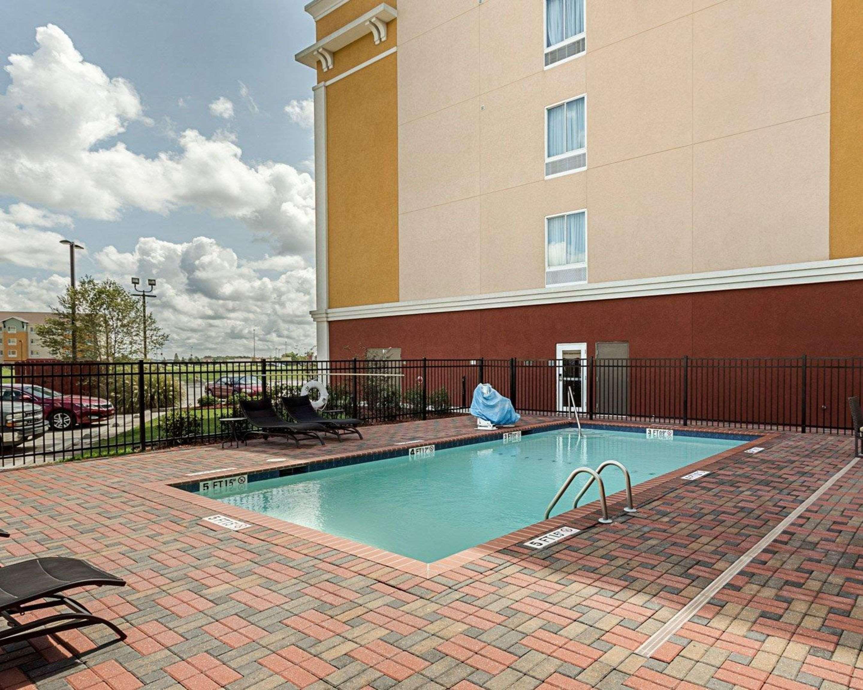 Comfort Suites Near Tanger Outlet Mall Ґонзалес Екстер'єр фото