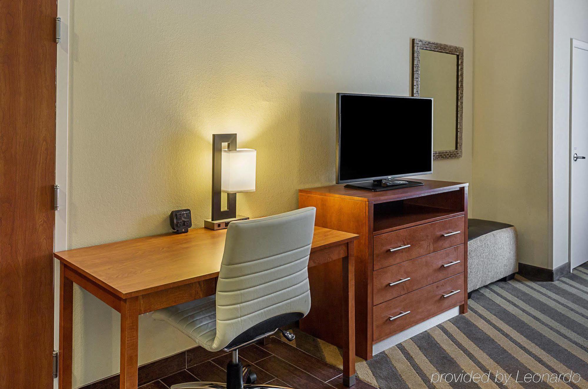Comfort Suites Near Tanger Outlet Mall Ґонзалес Екстер'єр фото